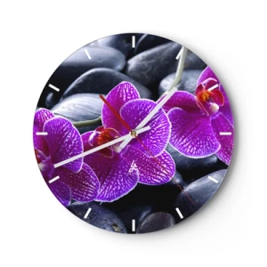 Nástěnné hodiny - Fialové orchideje na pozadí černých kamenů - 30x30cm - Kameny se rozzářily nadšením - Moderní nástěnná dekorace do obývacího pokoje, kuchyně a ložnice ARTTOR
