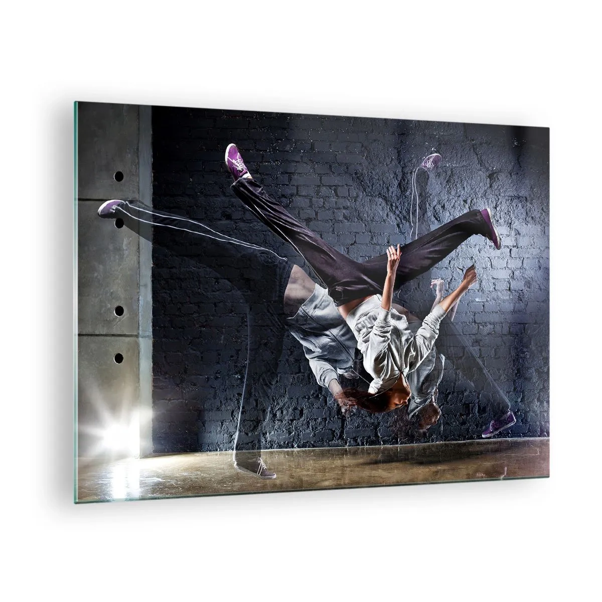 Obraz na skle - Dynamický tanec na pozadí industriální zdi - 70x50cm - Hvězda ulice - Moderní nástěnná dekorace do obývacího pokoje a ložnice ARTTOR