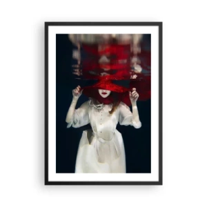 Plakát v černém rámu - Žena v červeném klobouku je ponořena pod vodu. - 50x70cm - Divoženka - Moderní nástěnná dekorace do obývacího pokoje a ložnice ARTTOR
