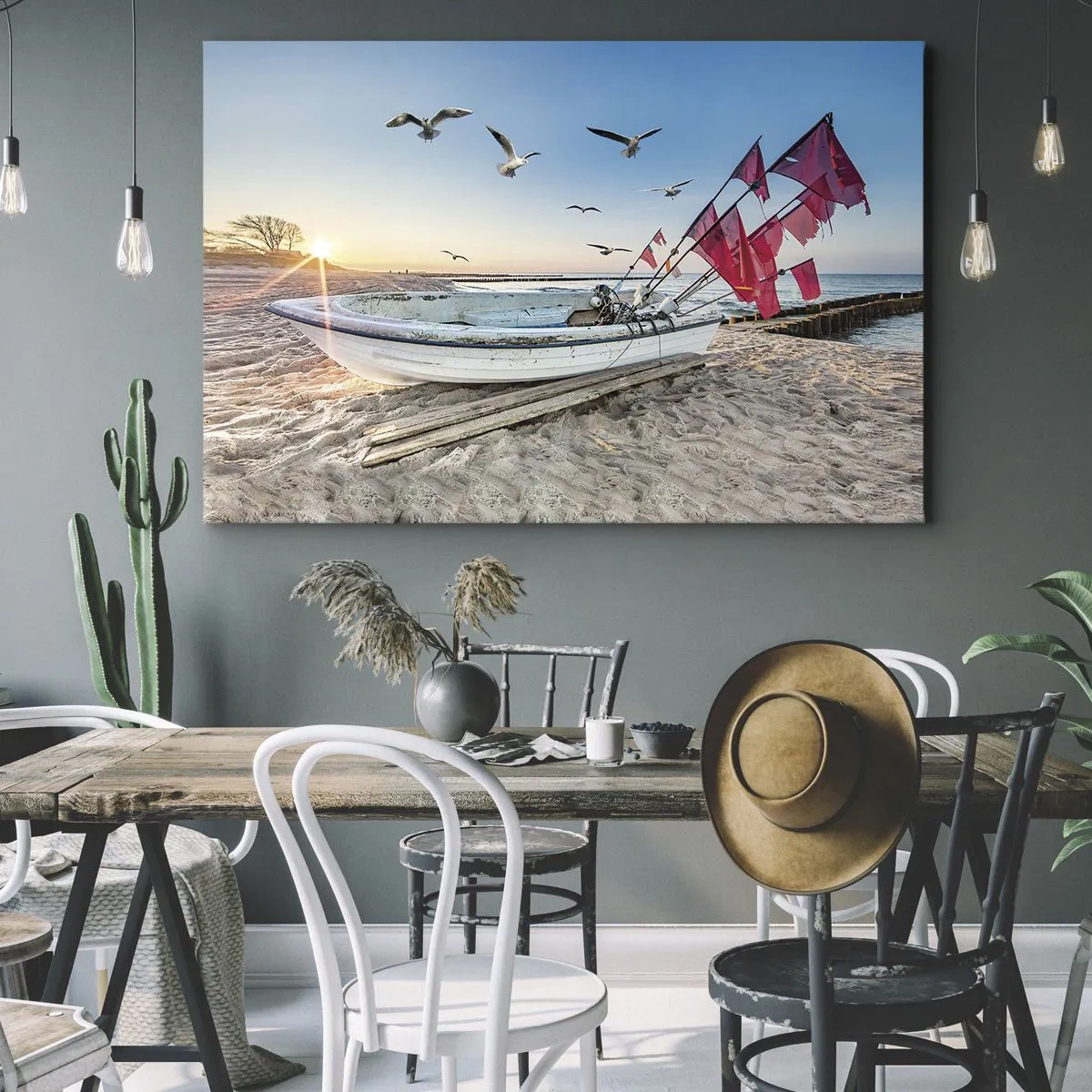 Obraz na plátně - Loď na pláži za úsvitu s racky a červenými vlajkami - 70x50cm - Zasloužená přestávka - Moderní nástěnná dekorace do obývacího pokoje a ložnice ARTTOR