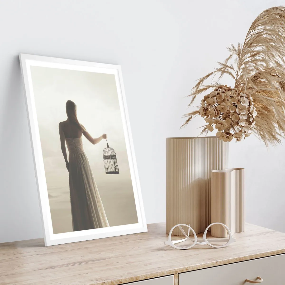 Plakát v bílém rámu - Buď svobodná - 40x50 cm