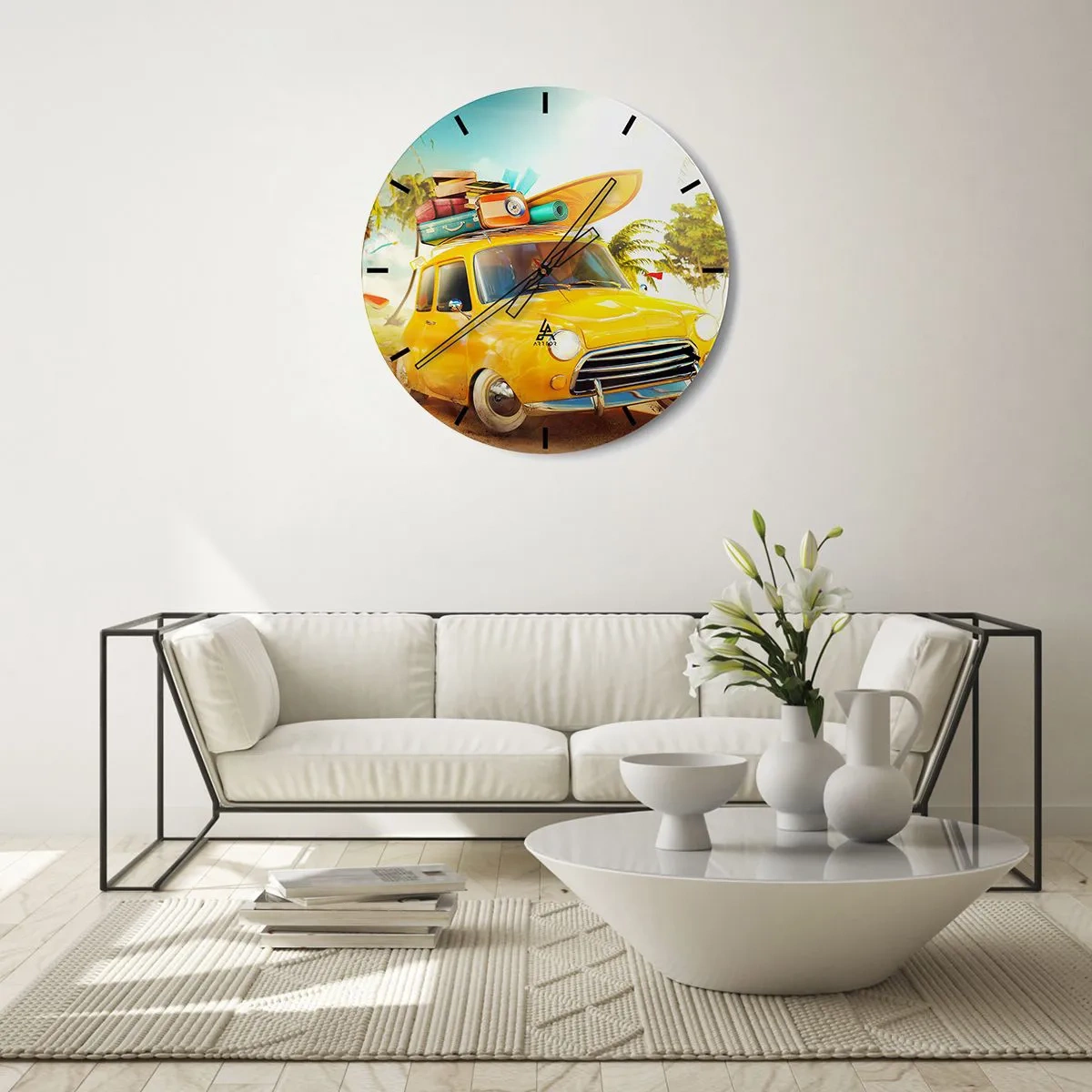 Nástěnné hodiny - Žluté auto se zavazadly a surfovacím prknem - 30x30cm - Cesta pro více než jeden úsměv - Moderní nástěnná dekorace do obývacího pokoje, kuchyně a ložnice ARTTOR