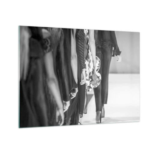 Obraz na skle - Černobílá scéna z módní přehlídky s modelkami na mole. - 70x50cm - Stylový průvod - Moderní nástěnná dekorace do obývacího pokoje a ložnice ARTTOR