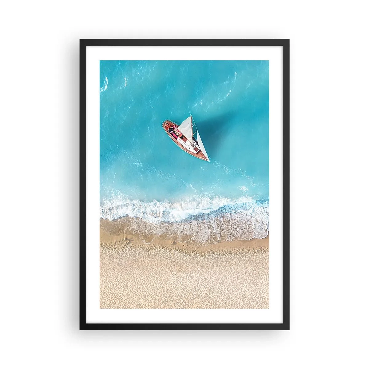 Plakát v černém rámu - Jachta proti modrému moři na pobřeží - 50x70cm - Na hranici modré a zlaté - Moderní nástěnná dekorace do obývacího pokoje a ložnice ARTTOR