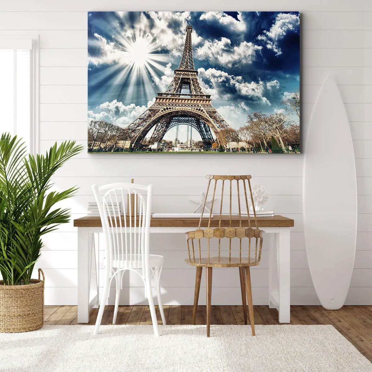 Obraz na plátně - Eiffelova věž proti slunečné obloze s mraky - 70x50cm - Jediná taková pod sluncem - Moderní nástěnná dekorace do obývacího pokoje a ložnice ARTTOR