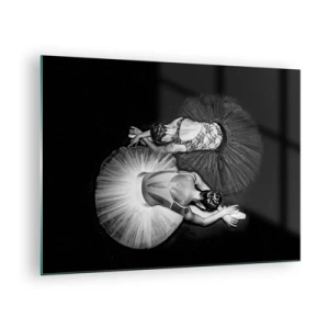 Obraz na skle - Dvě baletky v klidové póze v černobílých sukénkách - 70x50cm - Jin a jang – dokonalá rovnováha - Moderní nástěnná dekorace do obývacího pokoje a ložnice ARTTOR