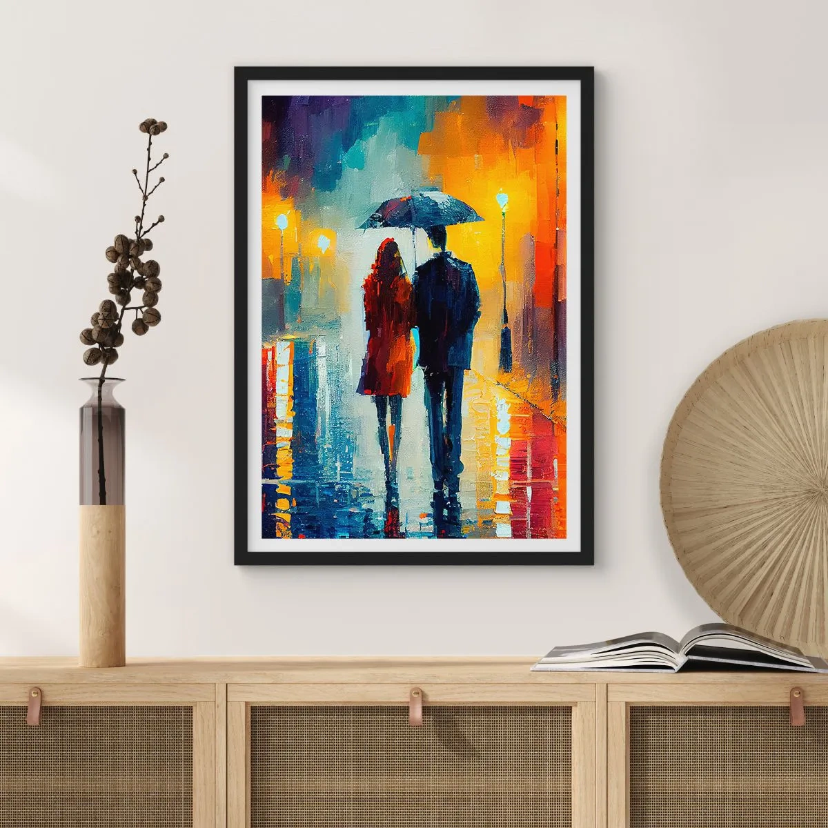 Plakát v černém rámu - Pár s deštníkem v dešti, kráčející po městské ulici. - 50x70cm - Spolu – barevná noc - Moderní nástěnná dekorace do obývacího pokoje a ložnice ARTTOR