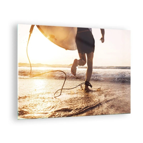 Obraz na skle - Surfař běží se svým prknem po pláži při západu slunce. - 70x50cm - Vstříc vlně - Moderní nástěnná dekorace do obývacího pokoje a ložnice ARTTOR