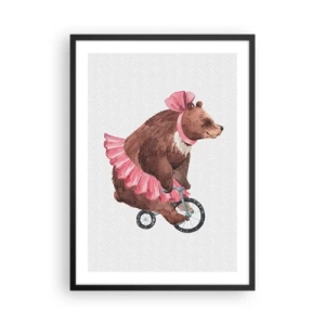 Plakát v černém rámu - Akvarelová ilustrace medvěda v růžové sukni jedoucího na kole. - 50x70cm - To je ale cirkus! - Moderní nástěnná dekorace do obývacího pokoje a ložnice ARTTOR