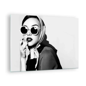 Obraz na skle - Stylová žena v brýlích a černobílém šátku - 70x50cm - Pozdravy z 60. let - Moderní nástěnná dekorace do obývacího pokoje a ložnice ARTTOR