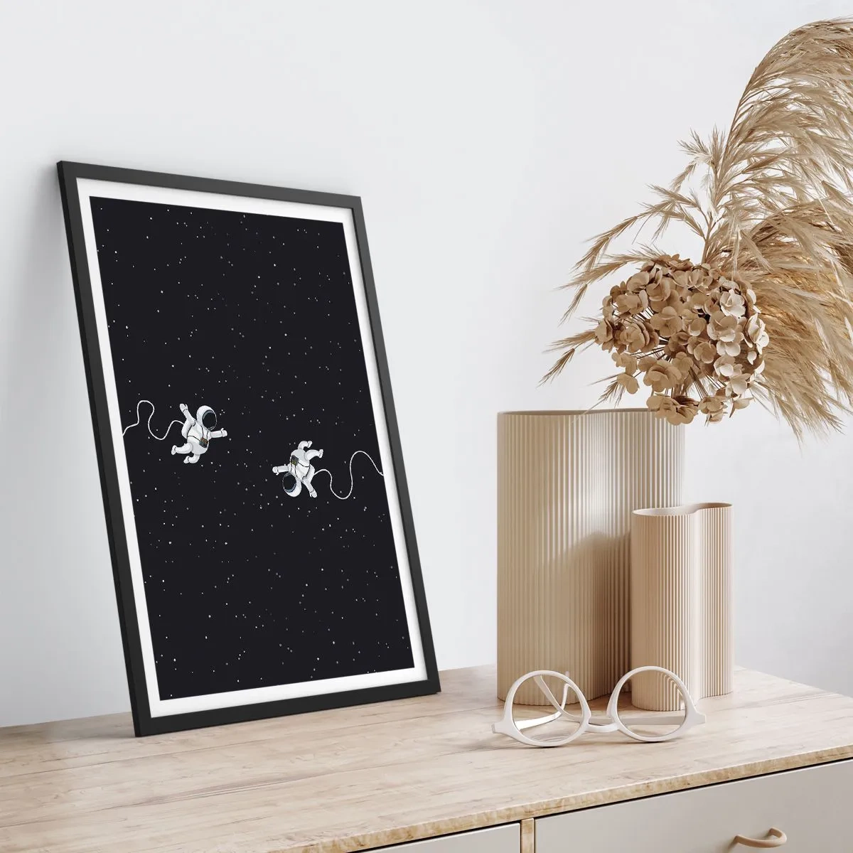 Plakát v černém rámu - Dva astronauti vznášející se ve vesmíru - 50x70cm - Kosmický tanec - Moderní nástěnná dekorace do obývacího pokoje a ložnice ARTTOR