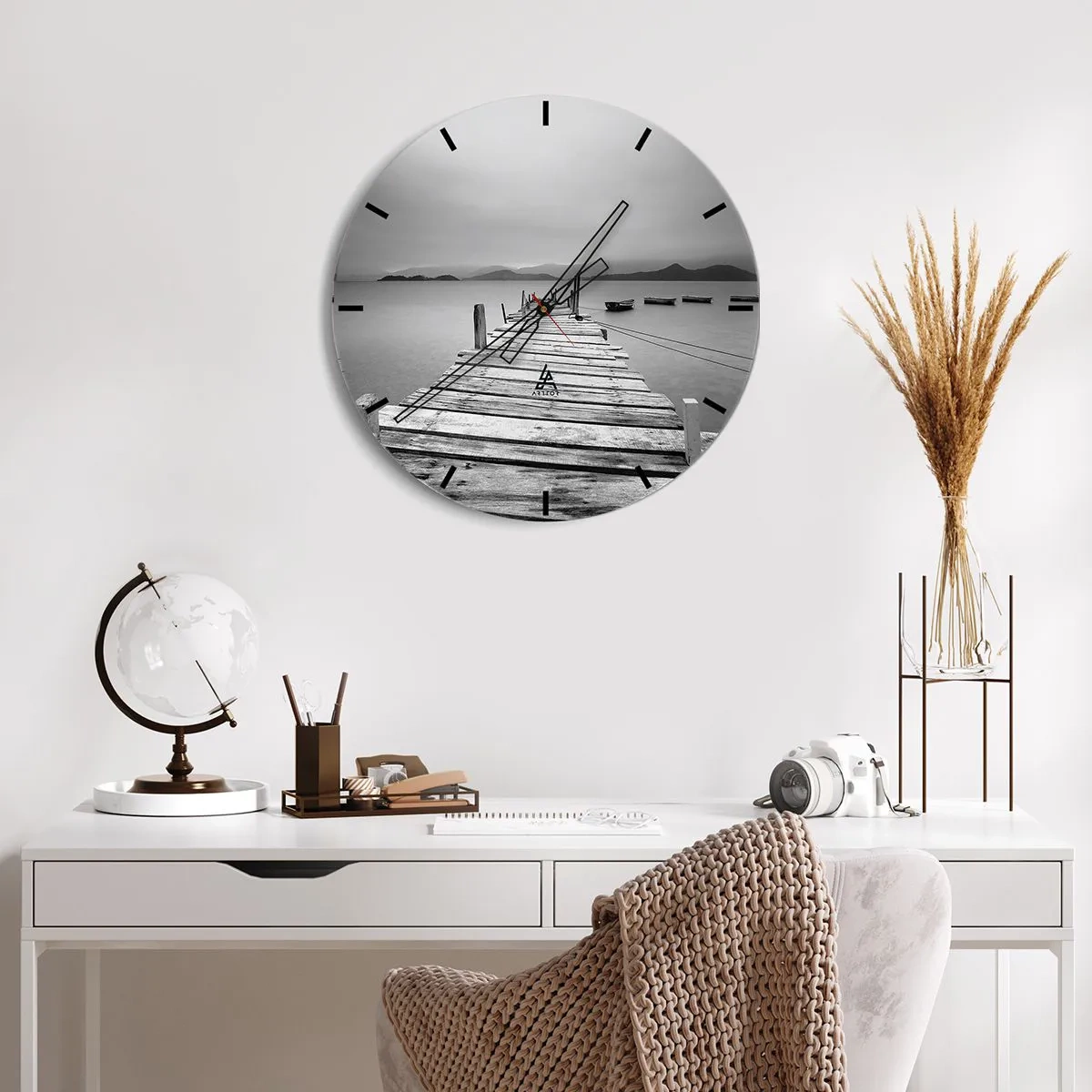 Nástěnné hodiny - Dřevěné molo nad klidným jezerem s horami v pozadí - 30x30cm - Za horami, za moři - Moderní nástěnná dekorace do obývacího pokoje, kuchyně a ložnice ARTTOR