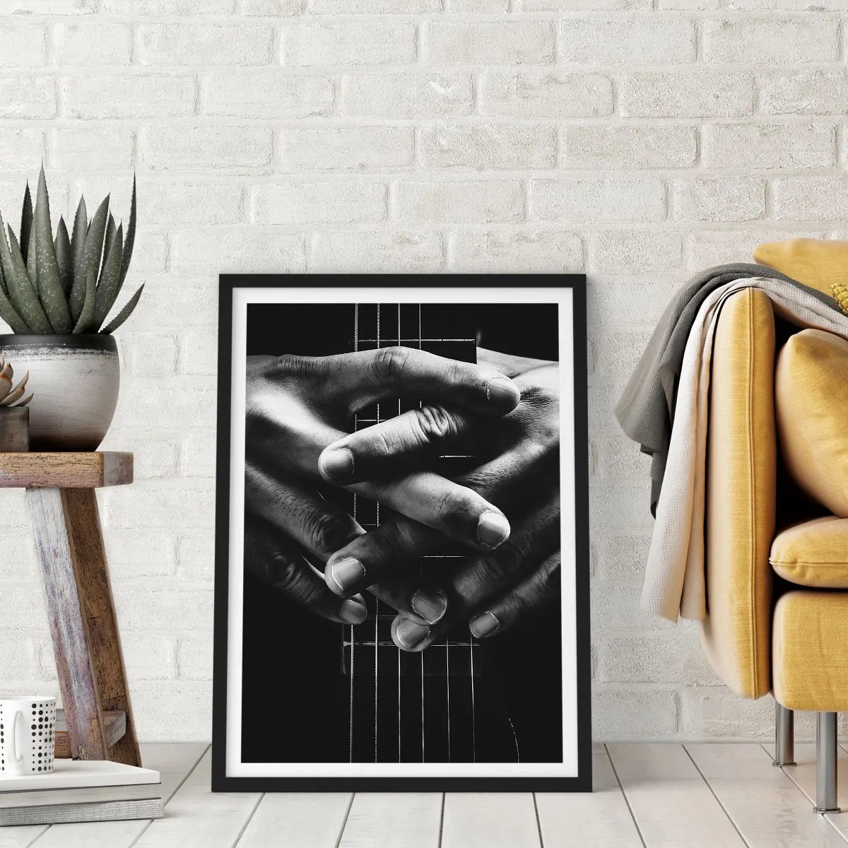 Plakát v černém rámu - Ruce sepjaté na strunách kytary v černé a bílé - 50x70cm - Umělcova modlitba - Moderní nástěnná dekorace do obývacího pokoje a ložnice ARTTOR
