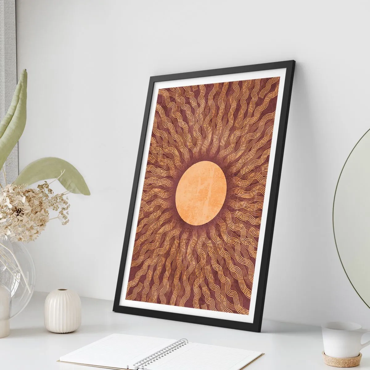 Plakát v černém rámu - Stylizované slunce s paprsky v odstínech zlaté a hnědé - 50x70cm - Ikona slunce - Moderní nástěnná dekorace do obývacího pokoje a ložnice ARTTOR