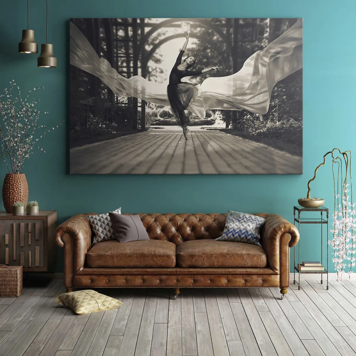 Obraz na plátně - Tanečnice v splývavých šatech provádí skok na černobílém pozadí zahrady. - 70x50cm - Tanec ducha zahrady - Moderní nástěnná dekorace do obývacího pokoje a ložnice ARTTOR