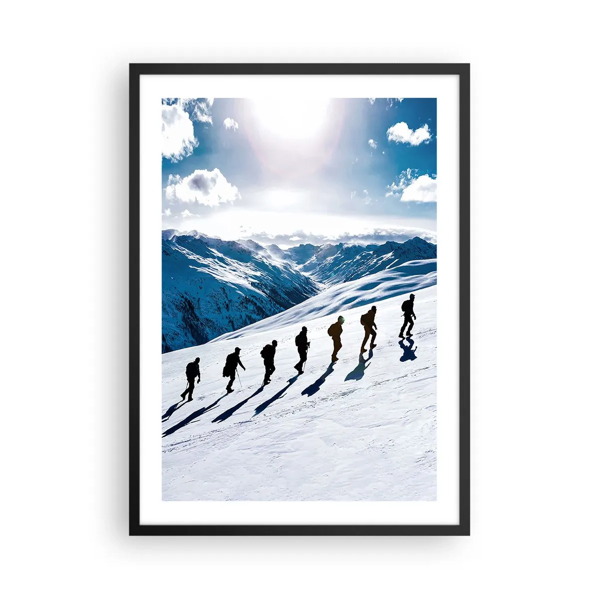 Plakát v černém rámu - Turisté na zasněženém horském svahu na plném slunci - 50x70cm - Tým dobývatelů - Moderní nástěnná dekorace do obývacího pokoje a ložnice ARTTOR