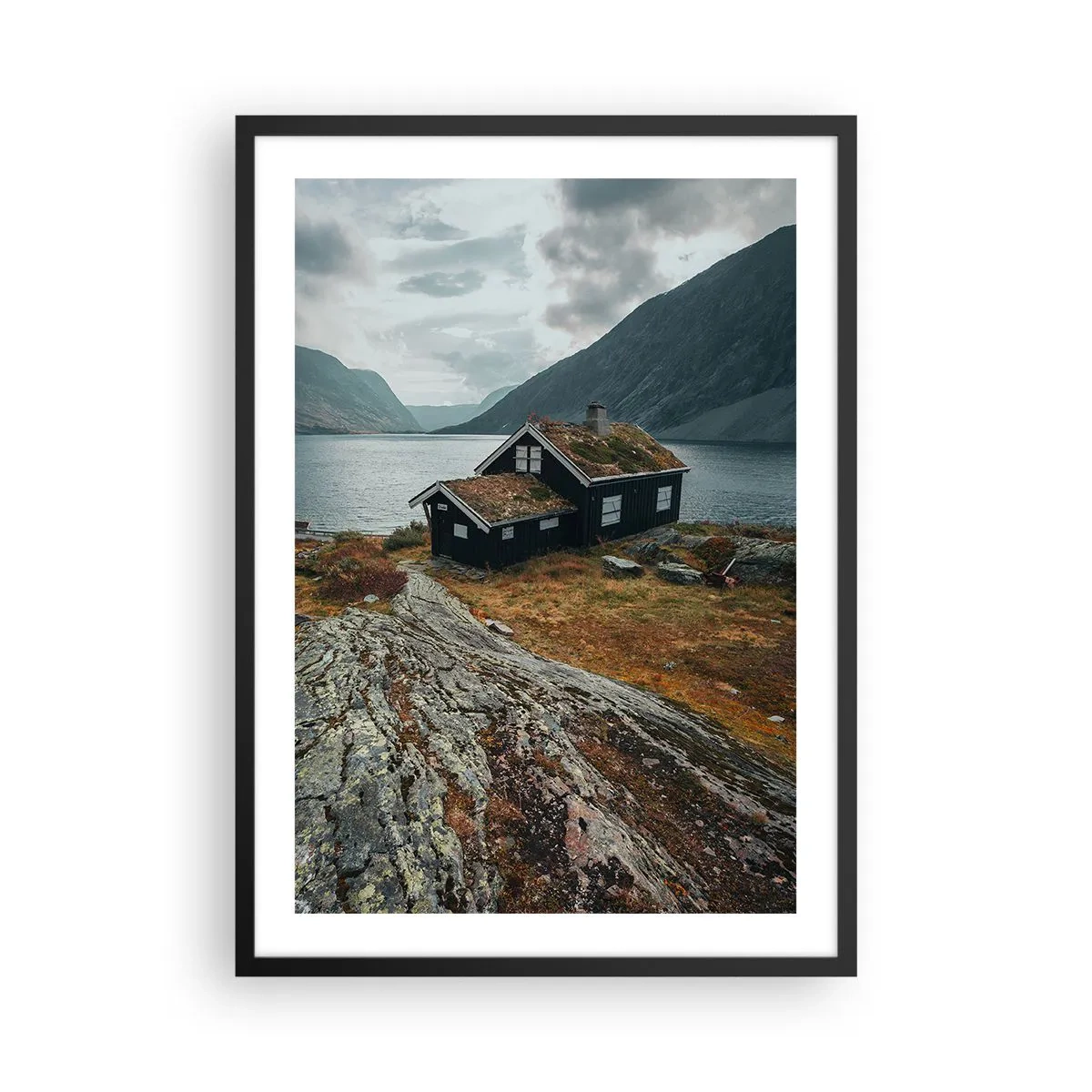 Plakát v černém rámu - Osamělá chata u fjordu v drsné skandinávské krajině - 50x70cm - Domek u fjordu - Moderní nástěnná dekorace do obývacího pokoje a ložnice ARTTOR