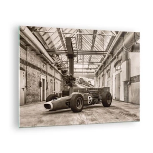 Obraz na skle - Veteránské závodní auto v průmyslové hale - 70x50cm - Odpočinek vítěze - Moderní nástěnná dekorace do obývacího pokoje a ložnice ARTTOR