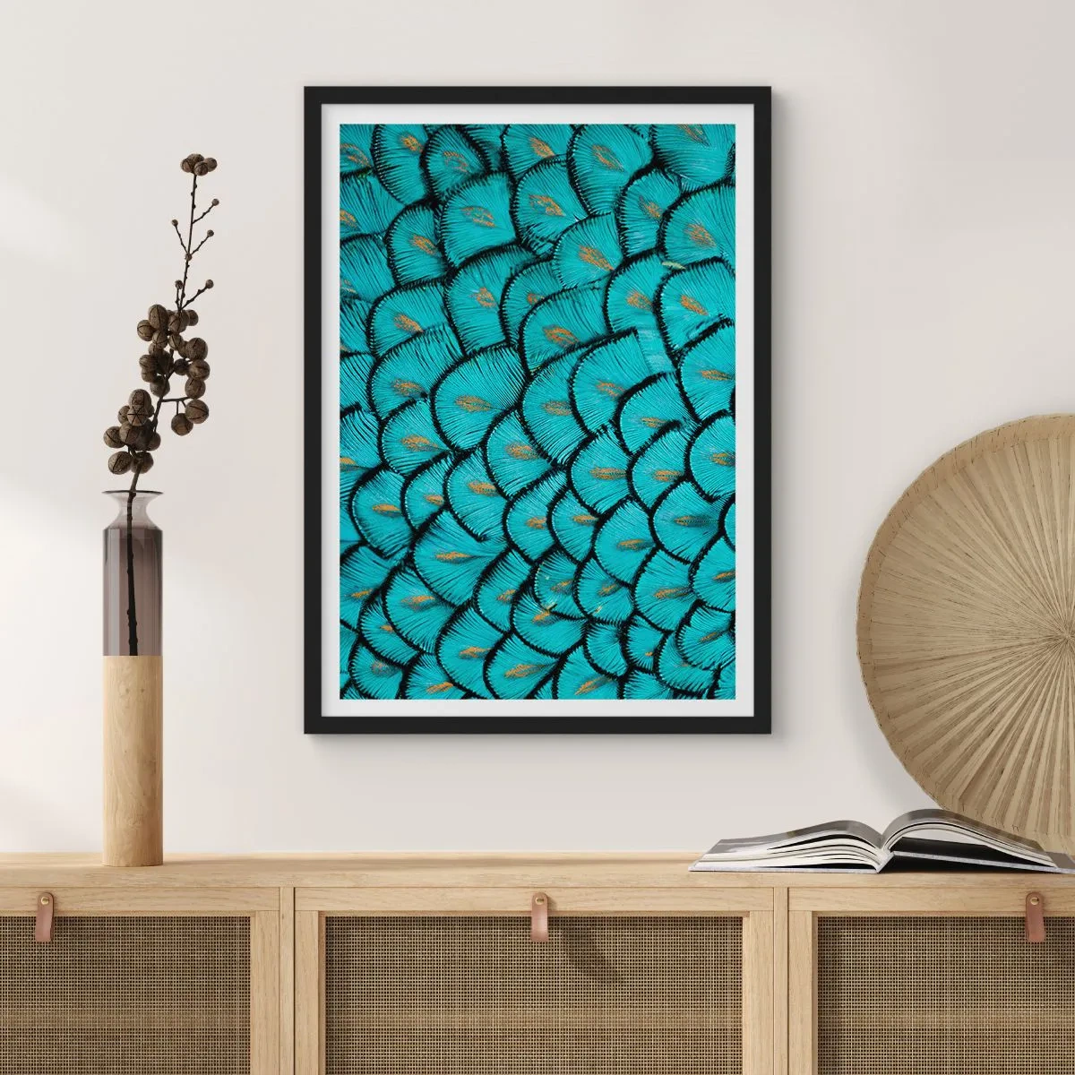 Plakát v černém rámu - Makrofotografie tyrkysových peří s unikátním vzorem - 50x70cm - Velká slavnost peří - Moderní nástěnná dekorace do obývacího pokoje a ložnice ARTTOR