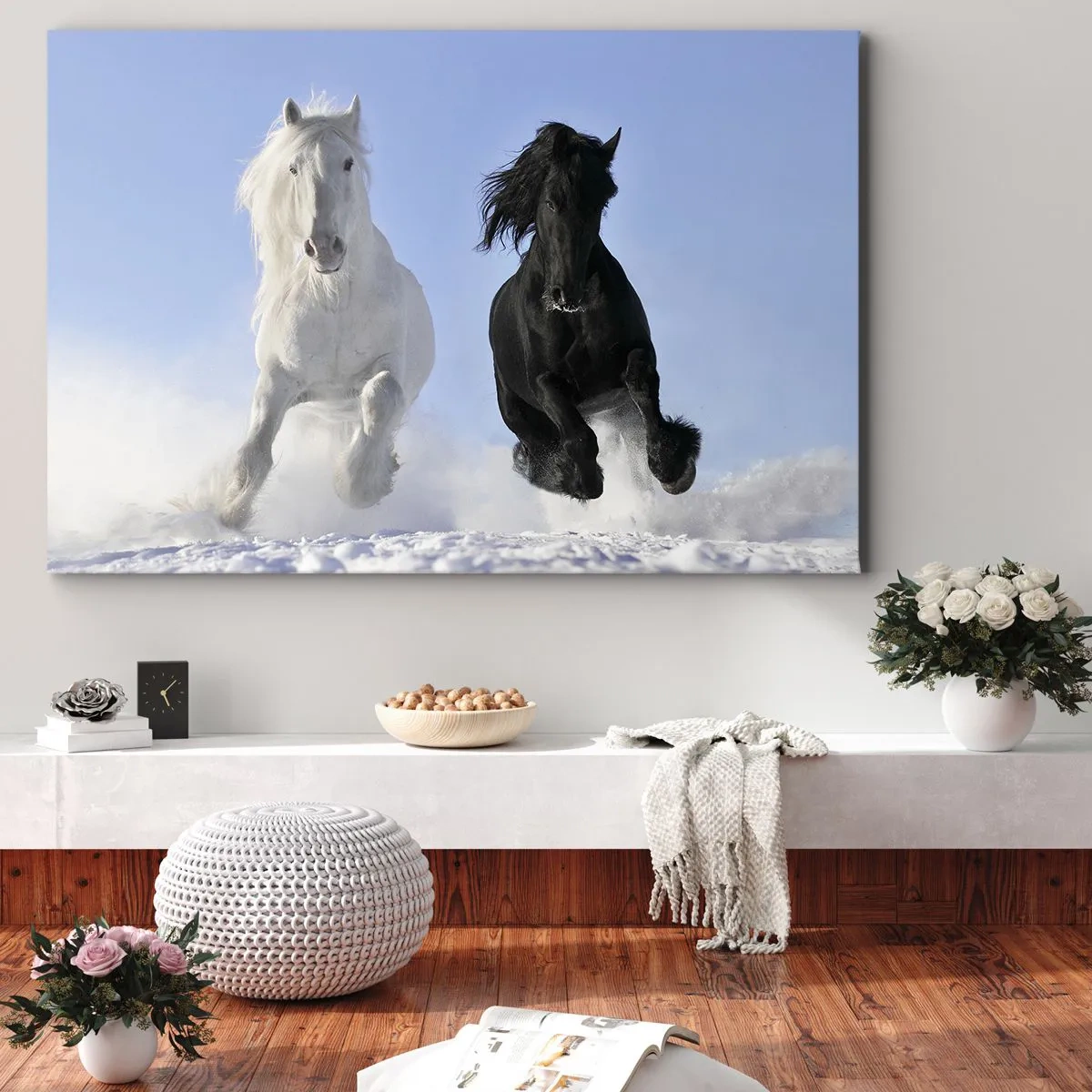 Obraz na plátně - Bílý a černý kůň cválající sněhem - 70x50cm - Černo-bílý cval - Moderní nástěnná dekorace do obývacího pokoje a ložnice ARTTOR