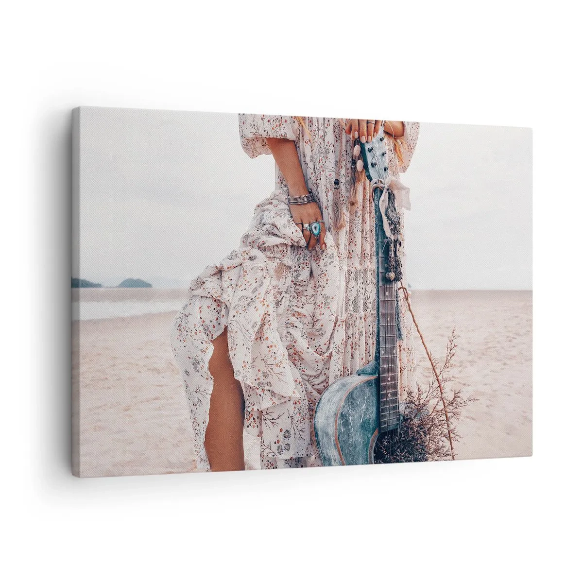 Obraz na plátně - Boho styl žena s kytarou na pláži - 70x50cm - Květinové děti na cestě - Moderní nástěnná dekorace do obývacího pokoje a ložnice ARTTOR
