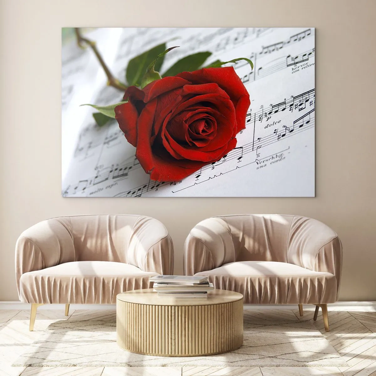 Obraz na skle - Rudá růže na pozadí hudebních not - 70x50cm - Hudba pocitu v šarlatové - Moderní nástěnná dekorace do obývacího pokoje a ložnice ARTTOR