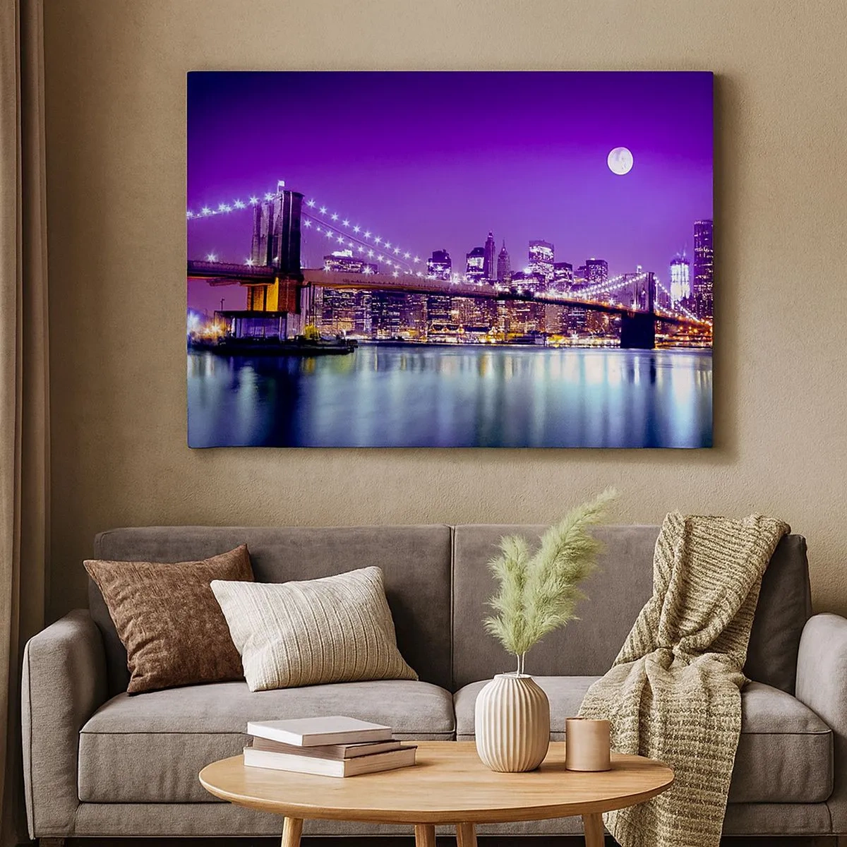 Obraz na plátně - Brooklynský most v noci s osvětleným městem a úplňkem - 70x50cm - Světla velkoměsta ve fialové - Moderní nástěnná dekorace do obývacího pokoje a ložnice ARTTOR