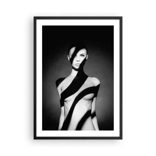 Plakát v černém rámu - Žena v černobílých grafických stínech - 50x70cm - V záři i ve stínu - Moderní nástěnná dekorace do obývacího pokoje a ložnice ARTTOR