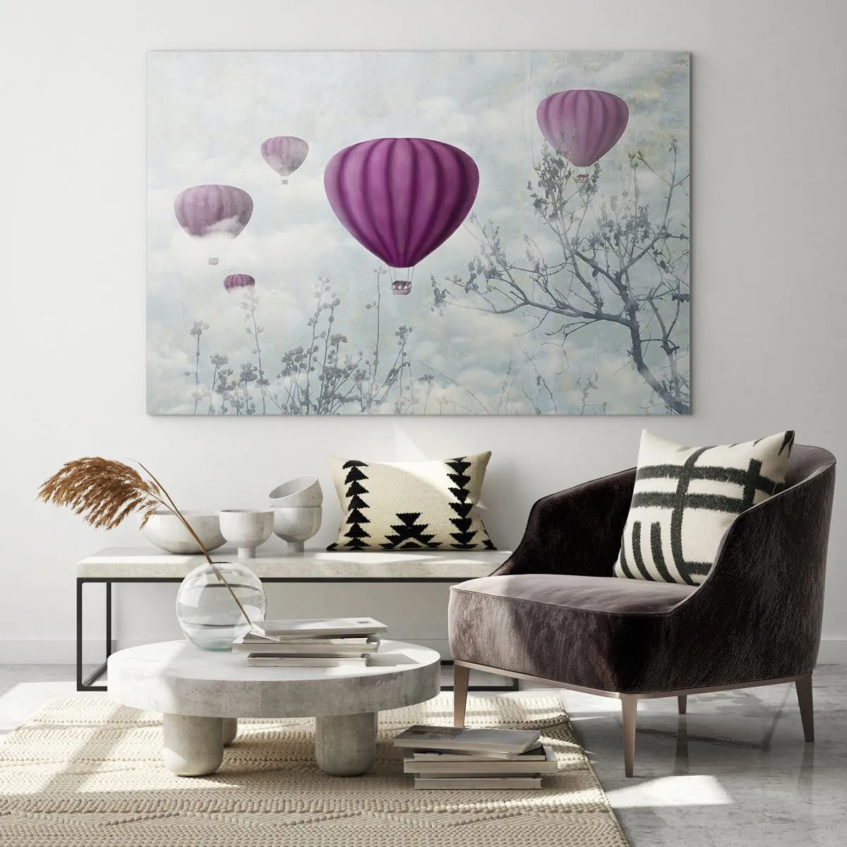 Obraz na skle - Fialové balónky plující mezi mraky a větvemi stromů - 70x50cm - Jako lodě na obloze - Moderní nástěnná dekorace do obývacího pokoje a ložnice ARTTOR