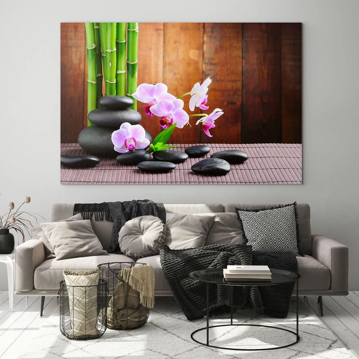 Obraz na skle - Růžové orchideje, bambus a černé kameny u dřevěné zdi - 70x50cm - Seznamte se s potěšením východu - Moderní nástěnná dekorace do obývacího pokoje a ložnice ARTTOR