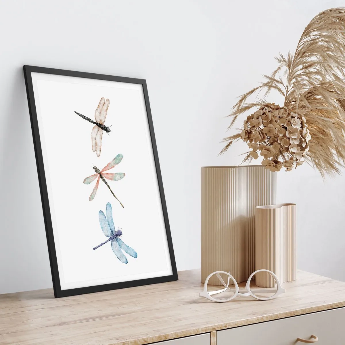 Plakát v černém rámu - Tři vážky namalované akvarelem - 50x70cm - Beztížné vážky - Moderní nástěnná dekorace do obývacího pokoje a ložnice ARTTOR