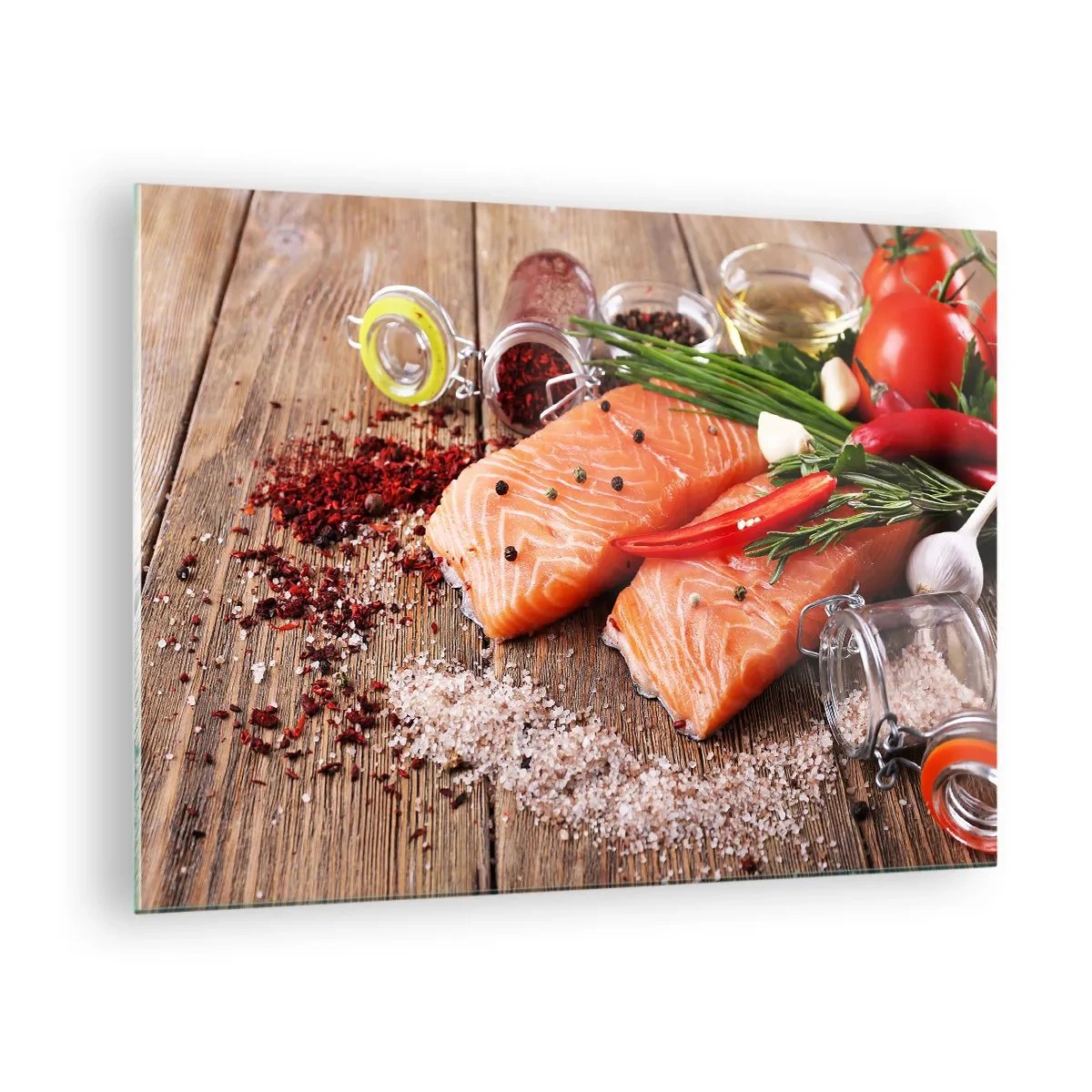 Obraz na skle - Filety z lososa s kořením na dřevěné desce - 70x50cm - Norské dobrodružství v kuchyni - Moderní nástěnná dekorace do obývacího pokoje a ložnice ARTTOR