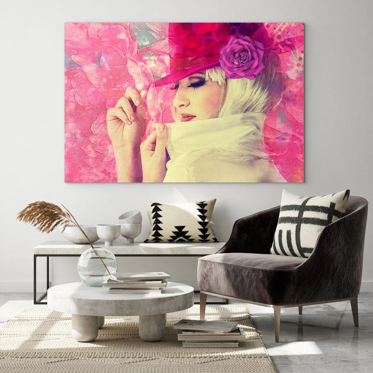 Obraz na skle - Ilustrace ženy s růžovým kloboukem a květinou v pozadí - 70x50cm - Retro portrét v růžové mlze - Moderní nástěnná dekorace do obývacího pokoje a ložnice ARTTOR