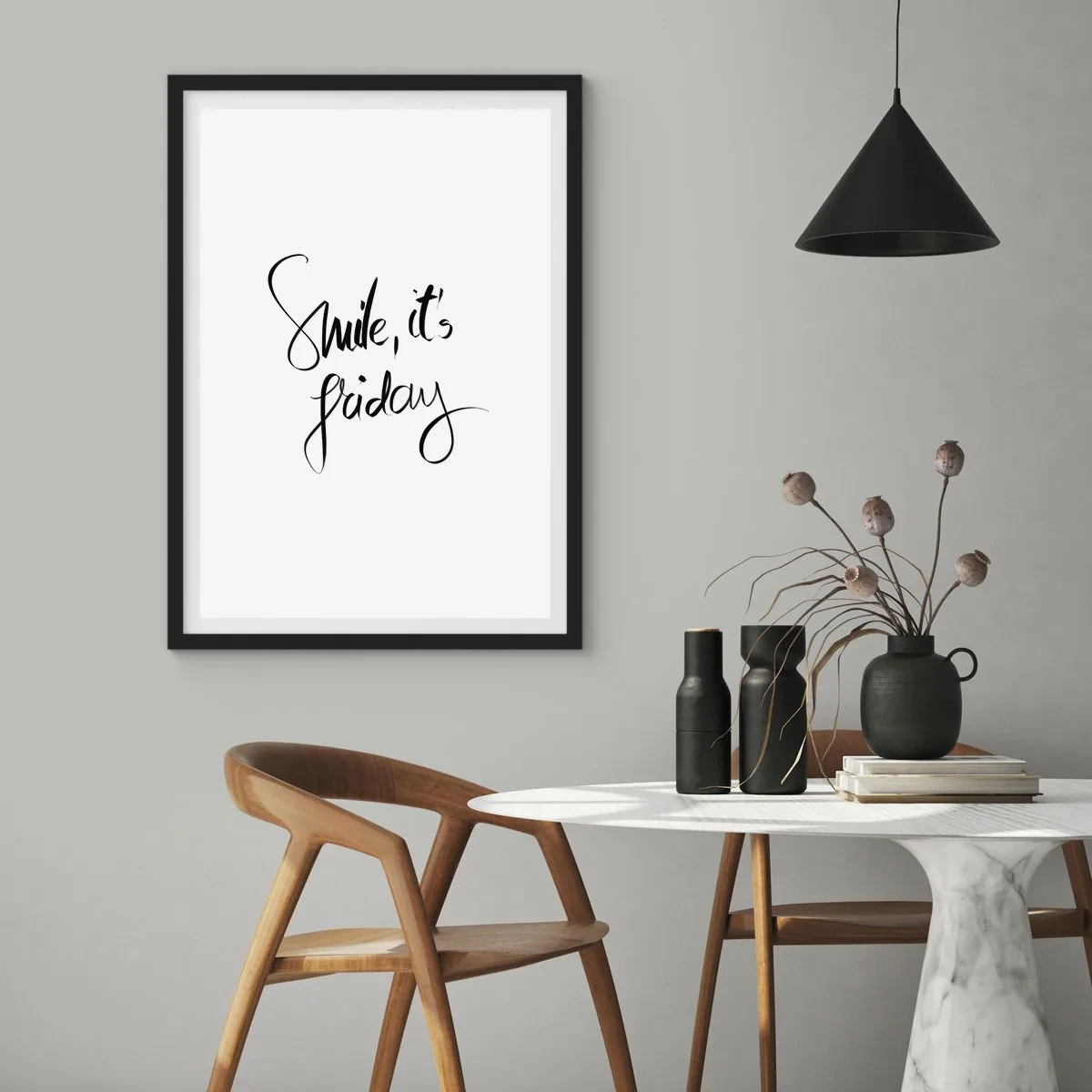 Plakát v černém rámu - Nápis Smile, it's Friday v černé barvě na bílém pozadí - 50x70cm - Opravdová radost - Moderní nástěnná dekorace do obývacího pokoje a ložnice ARTTOR