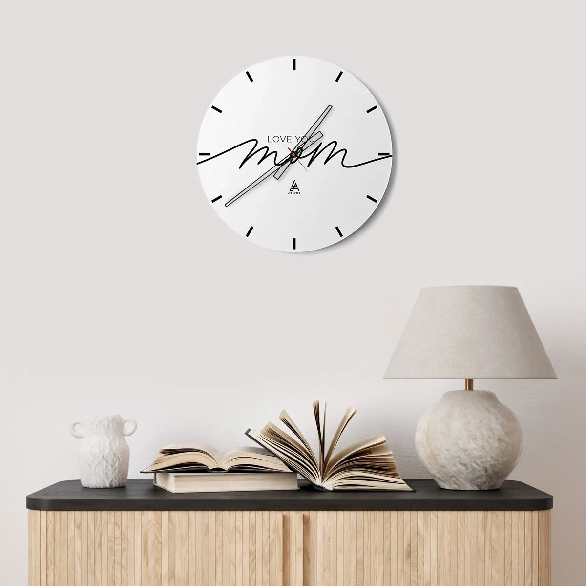 Nástěnné hodiny - Nápis Love You Mom na bílém pozadí v elegantním stylu - 30x30cm - Velké emoce - Moderní nástěnná dekorace do obývacího pokoje, kuchyně a ložnice ARTTOR
