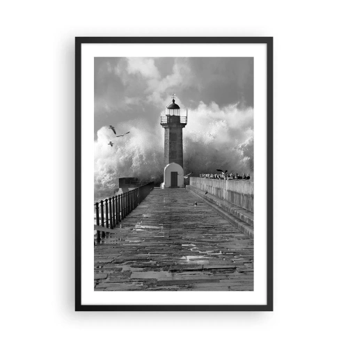 Plakát v černém rámu - Černobílý maják obklopený vlnami - 50x70cm - Nebojácná - Moderní nástěnná dekorace do obývacího pokoje a ložnice ARTTOR