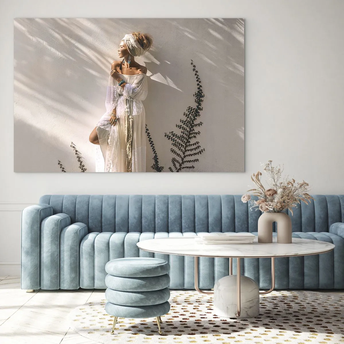 Obraz na skle - Žena v boho stylu na pozadí světlé zdi a stínů rostlin - 70x50cm - Slunce a dívka - Moderní nástěnná dekorace do obývacího pokoje a ložnice ARTTOR