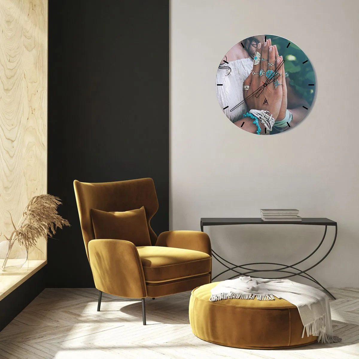 Nástěnné hodiny - Ruce s boho šperky na přírodním pozadí - 30x30cm - Vítejte v centru bytí - Moderní nástěnná dekorace do obývacího pokoje, kuchyně a ložnice ARTTOR