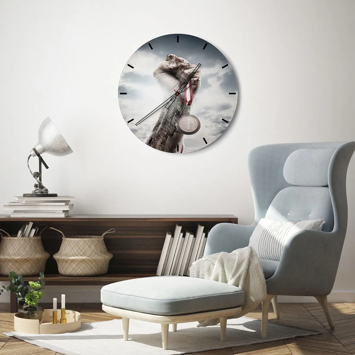 Nástěnné hodiny - Ruka s medailí proti obloze - 30x30cm - Per aspera ad astra - Moderní nástěnná dekorace do obývacího pokoje, kuchyně a ložnice ARTTOR