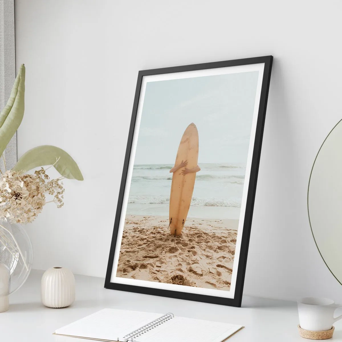 Plakát v černém rámu - Osoba držící surfovací prkno na pláži s výhledem na moře. - 50x70cm - Z lásky k vlnám - Moderní nástěnná dekorace do obývacího pokoje a ložnice ARTTOR