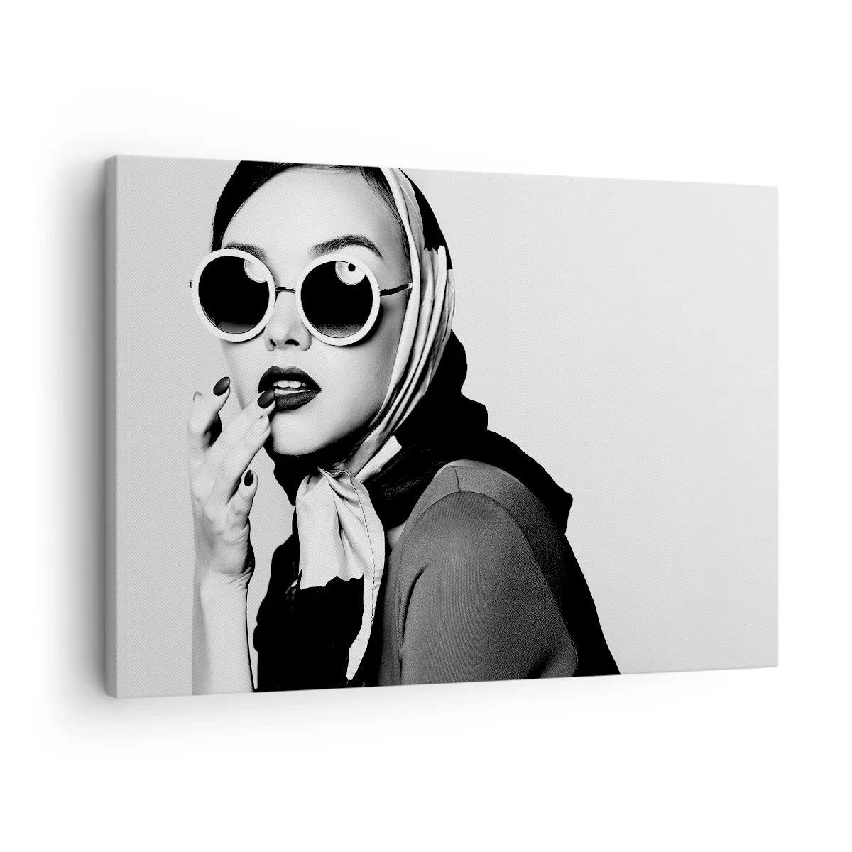 Obraz na plátně - Černobílý portrét ženy s brýlemi a šátkem na hlavě - 70x50cm - Pozdravy z 60. let - Moderní nástěnná dekorace do obývacího pokoje a ložnice ARTTOR