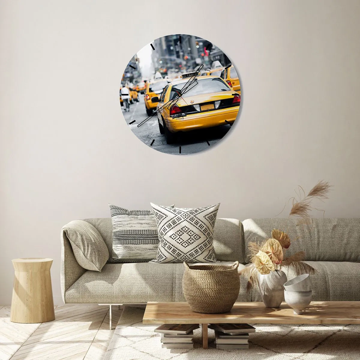 Nástěnné hodiny - Žluté taxíky na rušné ulici v centru města - 30x30cm - Pouze v tomto městě - Moderní nástěnná dekorace do obývacího pokoje, kuchyně a ložnice ARTTOR
