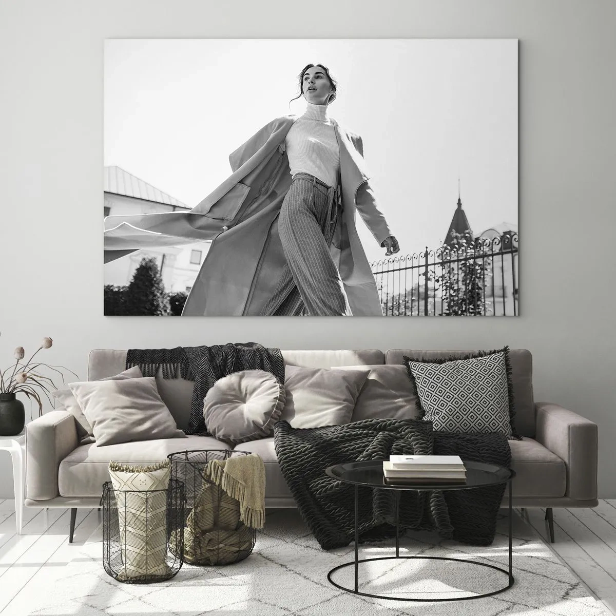 Obraz na skle - Stylová žena v pohybu na pozadí městské architektury - 70x50cm - Jdeš se mnou? - Moderní nástěnná dekorace do obývacího pokoje a ložnice ARTTOR
