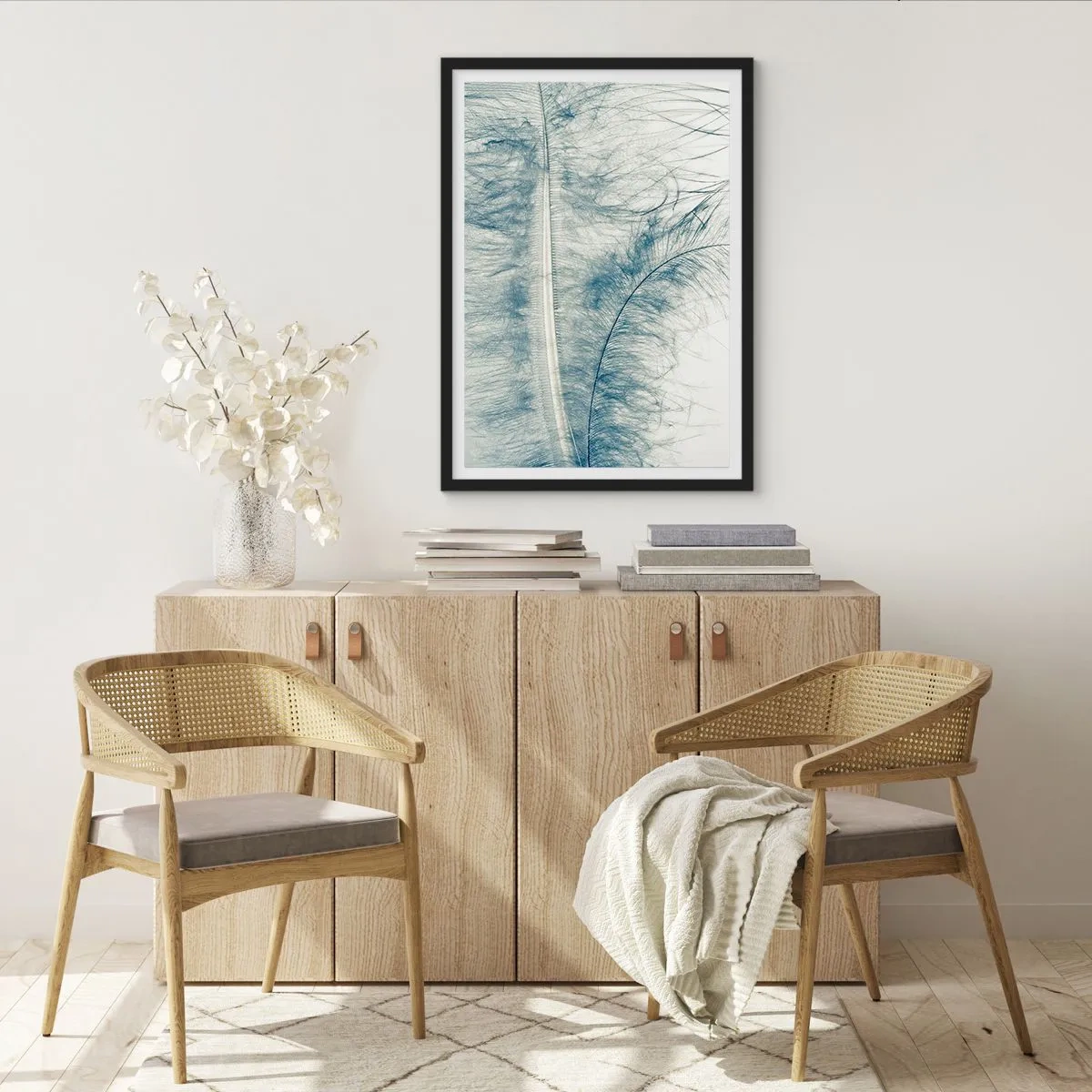Plakát v černém rámu - Jemné pírko v jemných odstínech modré - 50x70cm - Šepot přírody - Moderní nástěnná dekorace do obývacího pokoje a ložnice ARTTOR
