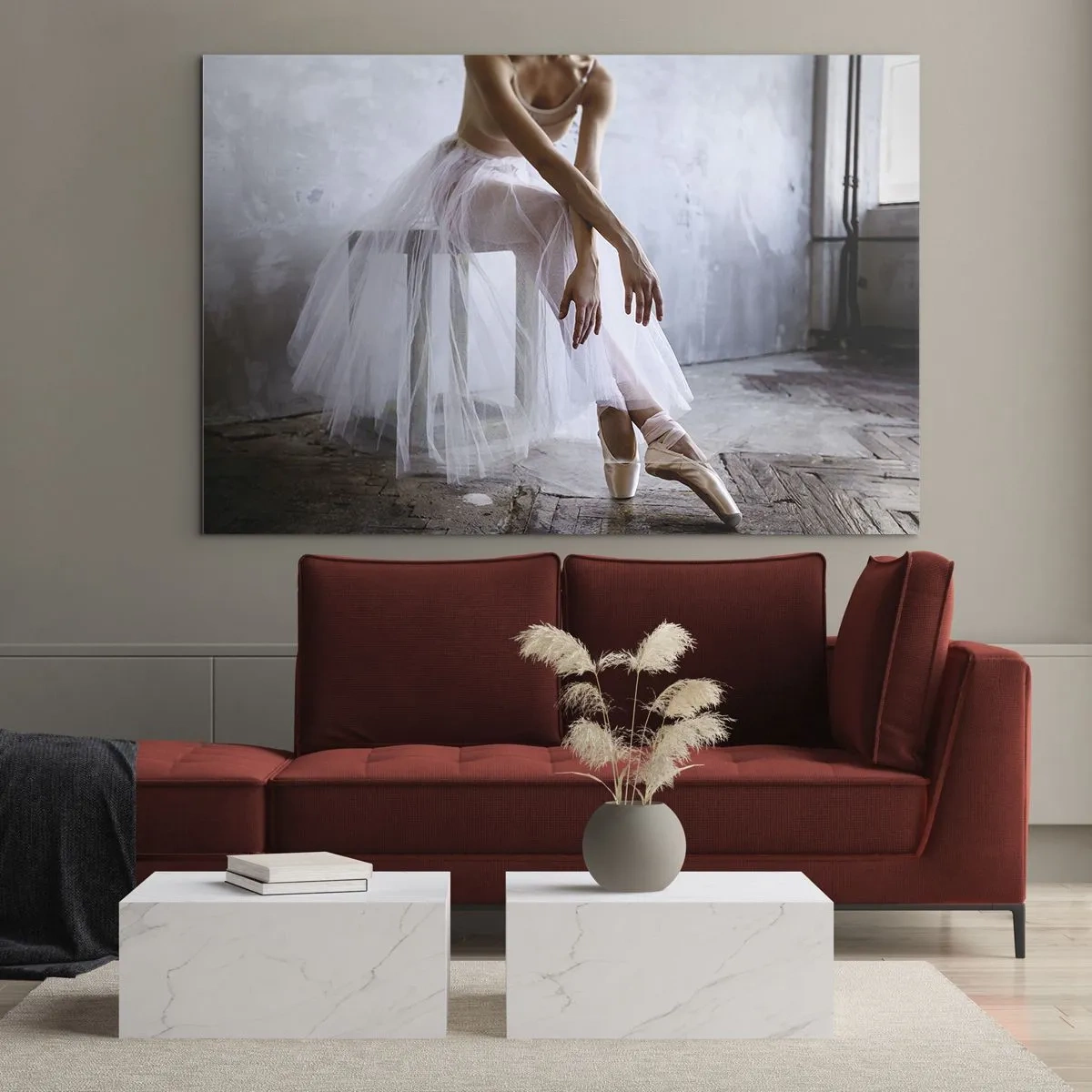 Obraz na skle - Baletka v tylové sukni odpočívá v hale - 70x50cm - Než se rozsvítí světla rampy - Moderní nástěnná dekorace do obývacího pokoje a ložnice ARTTOR