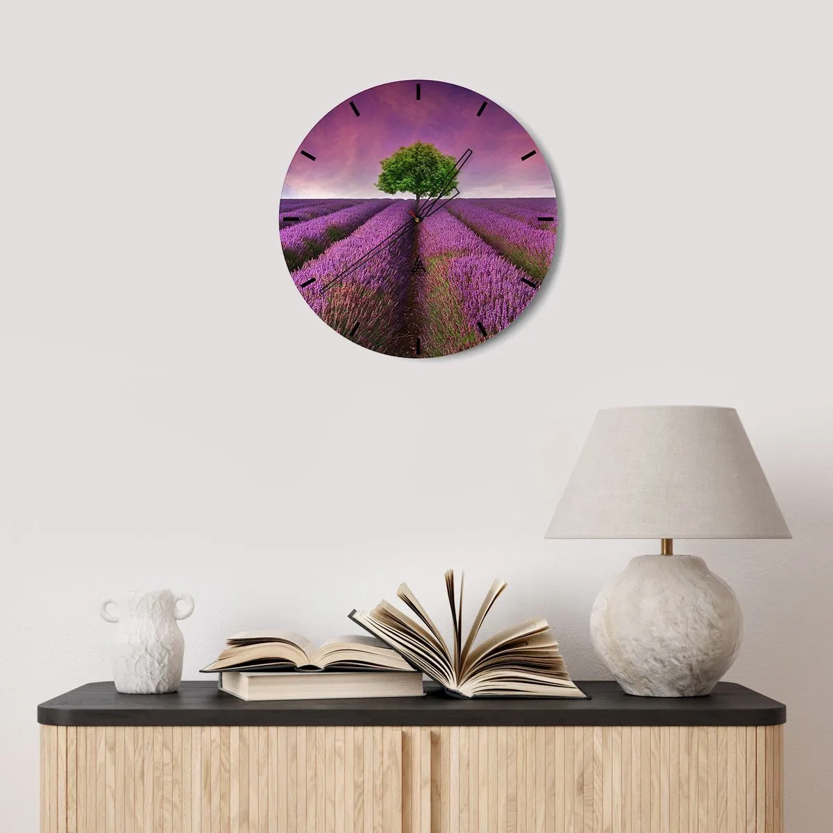 Nástěnné hodiny - Levandulové pole s osamělým stromem proti barevné obloze - 30x30cm - Na levandulových polích - Moderní nástěnná dekorace do obývacího pokoje, kuchyně a ložnice ARTTOR