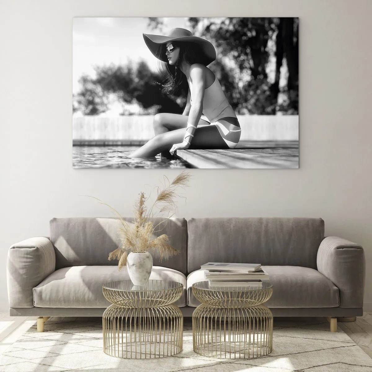 Obraz na skle - Žena v klobouku sedí u bazénu v černé a bílé - 70x50cm - Letní sen - Moderní nástěnná dekorace do obývacího pokoje a ložnice ARTTOR