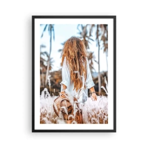 Plakát v černém rámu - Žena v bílé košili procházející se mezi palmami - 50x70cm - Zrozená z travní chmýří - Moderní nástěnná dekorace do obývacího pokoje a ložnice ARTTOR