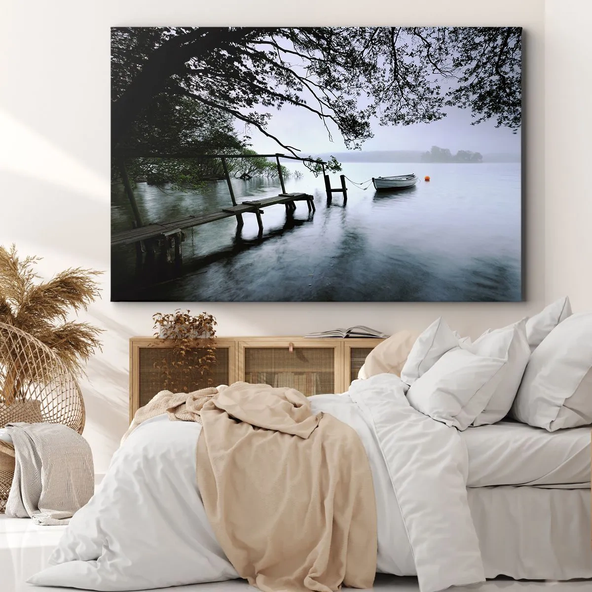 Obraz na plátně - Molo nad vodou s lodí v pozadí obklopené mlhavou krajinou - 70x50cm - Už odpočíváš - Moderní nástěnná dekorace do obývacího pokoje a ložnice ARTTOR