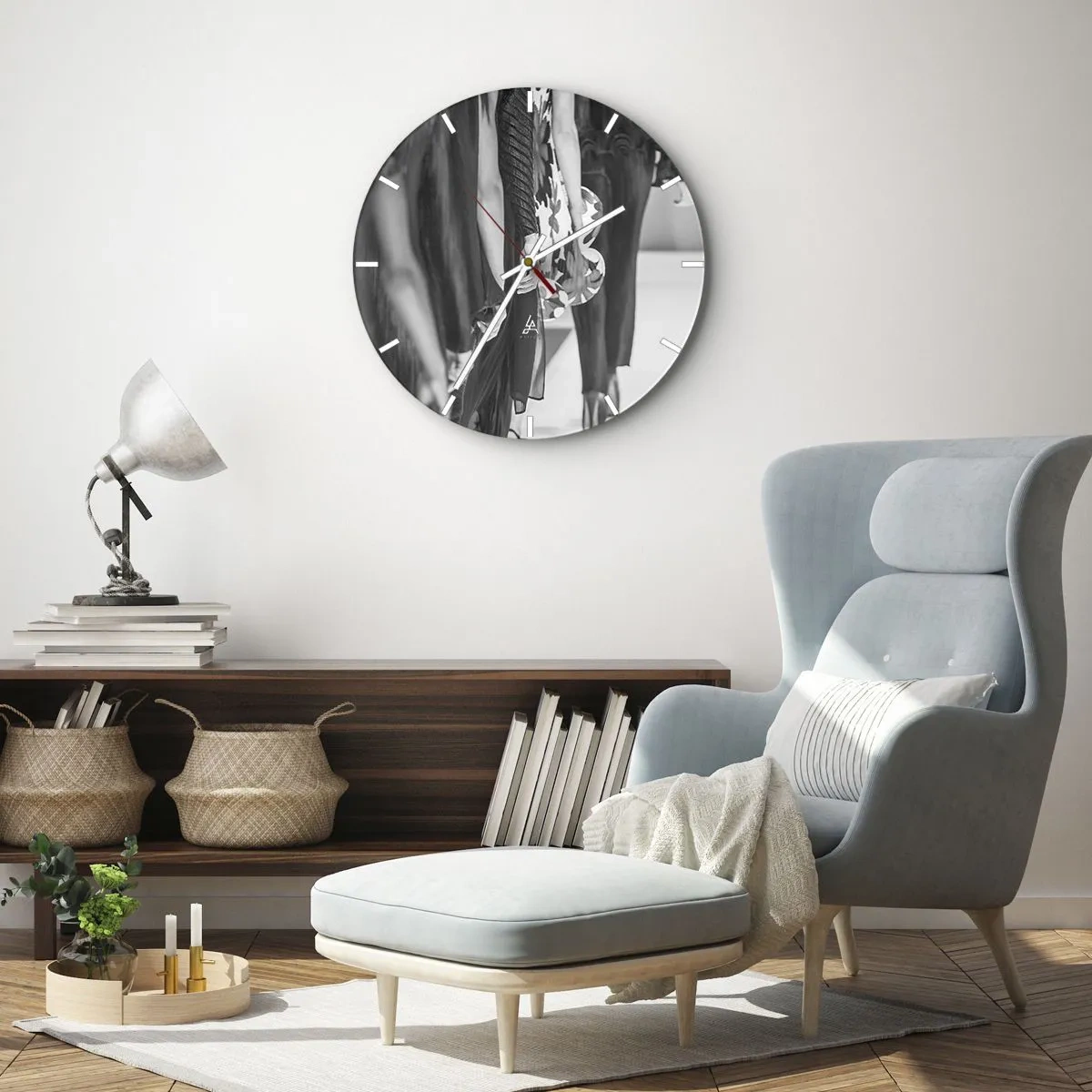 Nástěnné hodiny - Černobílé siluety modelek v elegantních oblecích - 30x30cm - Stylový průvod - Moderní nástěnná dekorace do obývacího pokoje, kuchyně a ložnice ARTTOR